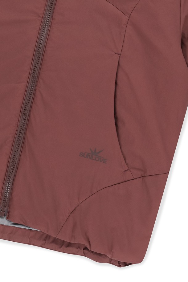 PrimaLoft Nova(프리마로프트 노바) Insulated Jacket(인슐레이티드 재킷) Brick(브릭)은 남성용 아우터로, 가을과 겨울에 골프 또는 일상에서 스포티하고 캐주얼한 스타일을 연출하기 좋습니다. 부드러운 촉감의 나일론과 폴리에스터 혼방 소재로 제작되었으며, 두꺼운 두께감으로 보온성을 높였습니다. PERTEX® QUANTUM AIR 원단과 DWR 발수 가공, 프리마로프트 충전재를 사용하여 경량성과 방수, 발수 기능을 갖췄습니다. YKK 지퍼, 후드, 밑단 스트링 조절, 소맷단 밴딩, 내부 속주머니 등의 디테일이 돋보이며, 레귤러핏에 지퍼형 여밈 방식으로 편안하게 착용할 수 있습니다.
