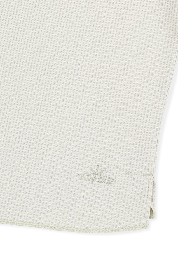 Aero 와플 LS 티 스톤은 남성용 상의로, 가을과 겨울에 착용하기 좋은 긴 소매 와플 티셔츠입니다. 스포티하면서도 베이직한 스타일로, 골프 및 일상생활에서 활용 가능합니다. 부드러운 촉감의 폴리에스터 소재로 제작되었으며, 보온성과 신축성이 뛰어나 활동성을 높여줍니다. 흡한속건 기능으로 쾌적함을 유지하며, 밑단과 소맷단 밴딩 처리로 안정적인 착용감을 제공합니다. 또한, 스톤 컬러에 로고 자수 디테일이 더해져 미니멀하면서도 세련된 골프룩을 연출합니다.
