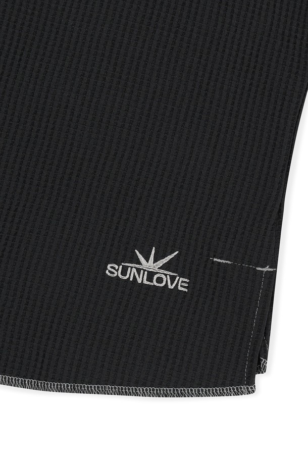 Aero 와플 LS 티 블랙은 남성용 상의로, 가을과 겨울에 따뜻하게 착용할 수 있는 긴소매 와플 티셔츠입니다. 부드러운 폴리에스테르 소재로 제작되어 편안한 착용감을 제공하며, 보온성과 신축성이 뛰어나 활동성을 보장합니다. 라운드넥과 레귤러핏 디자인으로 스포티하면서도 베이직한 스타일을 연출하며, 밑단과 소맷단 밴딩 처리로 활동적인 착용감을 더했습니다. 골프 및 일상용으로 활용 가능하며, 로고 자수 디테일이 특징입니다.
