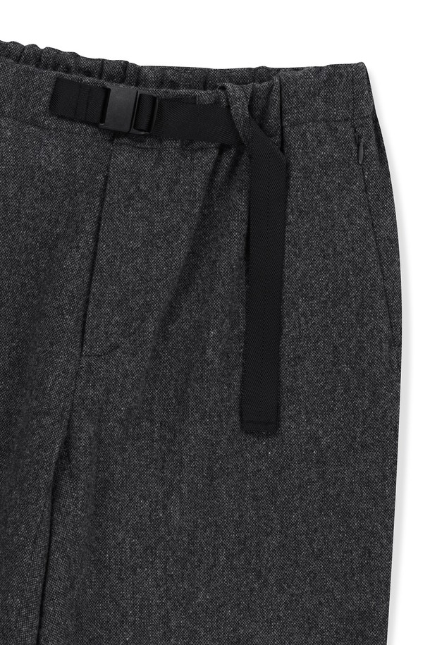 Re:newool 퀵 트라우저 그레이는 남성용 바지로, 가을과 겨울에 적합한 긴 기장의 바지입니다. 울, 폴리에스테르, 나일론, 아크릴 혼방 소재로 제작되어 부드러운 촉감과 두꺼운 두께, 뛰어난 보온성을 제공합니다. 레귤러핏으로 디자인되었으며, 스트랩 허리밴드와 밑단 스트링으로 사이즈 조절이 용이합니다. 골프 및 일상생활 모두 활용 가능하며, 핸드폰/볼마커 수납 포켓과 볼파우치/키링 걸이용 뒷고리가 있어 실용적입니다.
