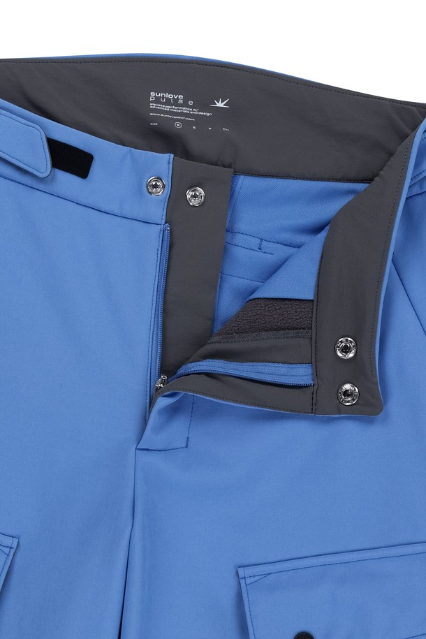 **Velo 소프트쉘 카고 팬츠 블루**는 남성용 바지로, 가을, 겨울 시즌에 스포티한 스타일을 연출하기 좋습니다. 폴리에스터, 나일론, 스판덱스 혼방 소재로 제작되어 부드러운 촉감과 두꺼운 두께감, 뛰어난 보온성을 제공합니다. 방수, UV 차단 기능으로 야외 활동에도 적합하며, 허리 사이즈 조절 밴딩과 밑단 스냅 조절 기능으로 편안한 착용감을 선사합니다. 카고 포켓과 사이드 밑단 지퍼 디테일, 메쉬 소재 통기성으로 기능성을 더해 골프룩, 캠핑룩 등 다양한 TPO에 활용 가능합니다. 무지 디자인의 레귤러핏 긴바지로, 캐주얼하고 미니멀한 스타일을 즐기는 분들께 추천합니다.
