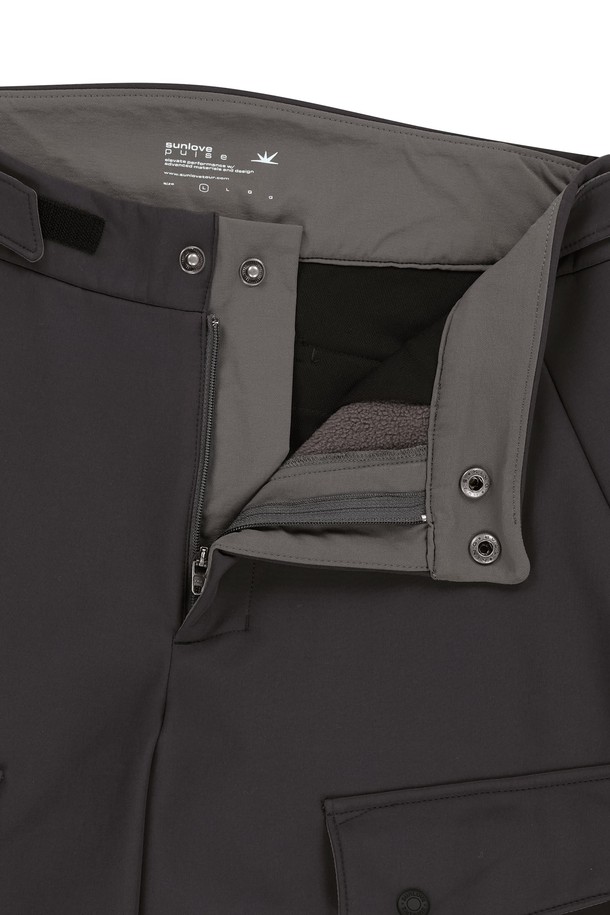 Velo(벨로) Softshell Cargo Pants Charcoal(차콜)은 남성용 겨울/가을 긴 바지로, 스포티한 스타일을 연출합니다. 폴리에스터, 나일론, 스판덱스 혼방의 두꺼운 소재로 제작되어 부드러운 촉감과 뛰어난 보온성을 제공하며, 기모 안감으로 따뜻함을 더했습니다. 방수, UV차단 기능과 메쉬 소재를 사용하여 통기성까지 갖췄으며, 허리 사이즈 조절, 밑단 지퍼 및 스냅 조절, 카고 포켓 디테일로 실용성을 높였습니다. 골프룩, 일상복으로 활용하기 좋은 레귤러핏 바지입니다.
