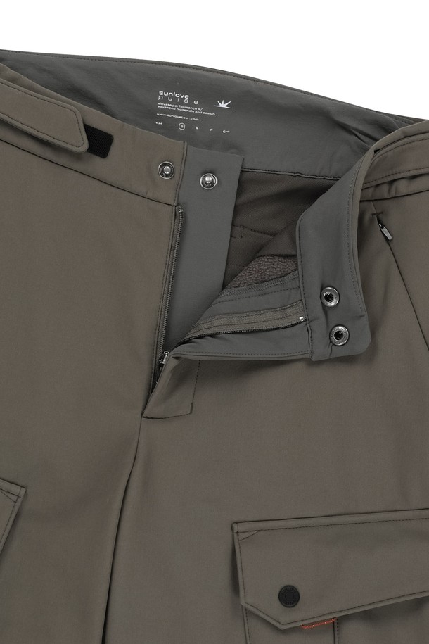 **Velo (벨로) Softshell (소프트쉘) 카고 팬츠 브라운**은 가을, 겨울 시즌 남성 골프 및 일상용으로 적합한 바지입니다. 브라운 컬러의 무지 디자인으로, 스포티하면서도 캐주얼한 스타일을 연출합니다. 폴리에스테르, 나일론, 스판덱스 혼방의 부드러운 소재에 기모 안감을 더해 보온성을 높였습니다. 방수, UV 차단 기능은 물론, 밑단 지퍼, 스냅 조절, 허리 사이즈 조절 기능과 카고 포켓으로 실용성을 더했습니다. 레귤러핏의 두꺼운 두께감으로 편안한 착용감을 선사합니다.
