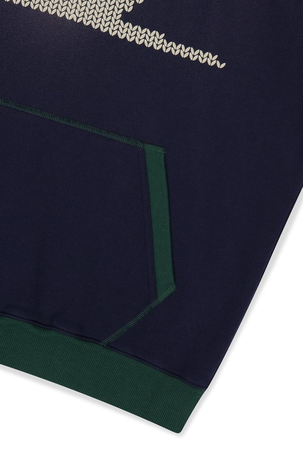 [HOME ALONe] 니트 이펙트 데이 브레이크 후디 네이비는 남성용 후드 티셔츠입니다. 가을과 겨울에 적합하며, 스포티와 캐주얼 스타일을 모두 연출할 수 있습니다. 캥거루 포켓과 밑단 및 소맷단 밴딩으로 활동성을 더했으며, 부드러운 면 소재와 기모 안감으로 편안한 착용감을 선사합니다. 가먼트 워싱과 그래픽 워싱, 전면 및 후면 그래픽 발포 나염, 배색 디테일로 디자인의 완성도를 높였습니다. 골프룩은 물론 일상에서도 활용하기 좋은 레귤러핏 후디입니다.
