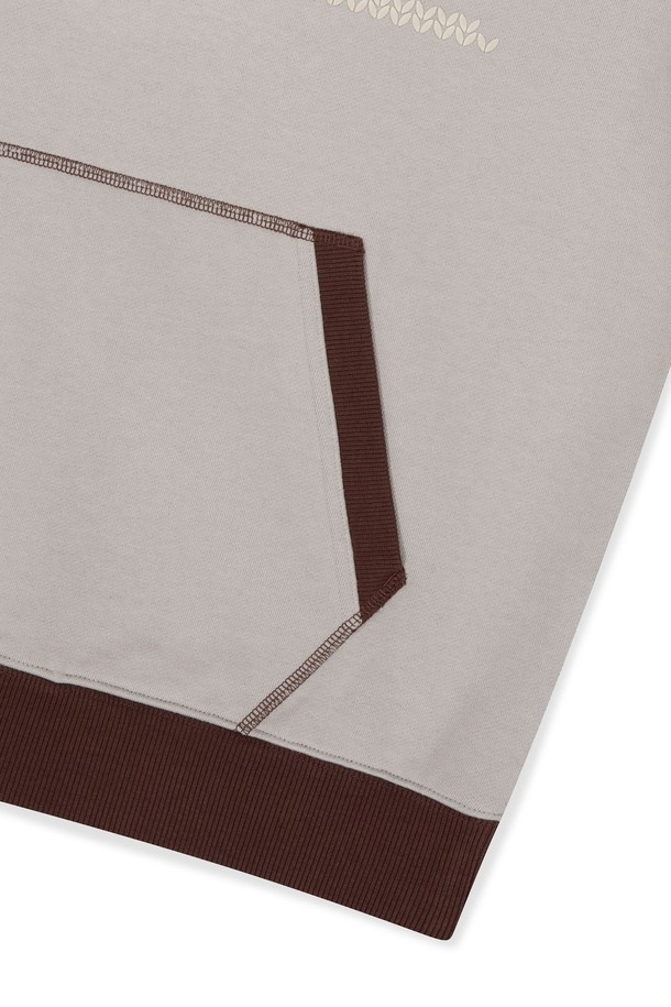 [HOME ALONe] Knit Effect Daybreak 후디 그레이는 남성용 후드티로, 가을과 겨울에 따뜻하게 착용할 수 있습니다. 촘촘한 니트 효과와 부드러운 기모 안감으로 편안한 착용감을 제공하며, 레귤러핏으로 제작되었습니다. 스포티하면서도 캐주얼한 스타일을 연출하기 좋으며, 골프룩으로도 활용 가능합니다. 캥거루 포켓, 밑단 및 소맷단 밴딩, 배색 디테일, 그래픽 발포 나염 등 섬세한 디자인 요소가 돋보입니다.
