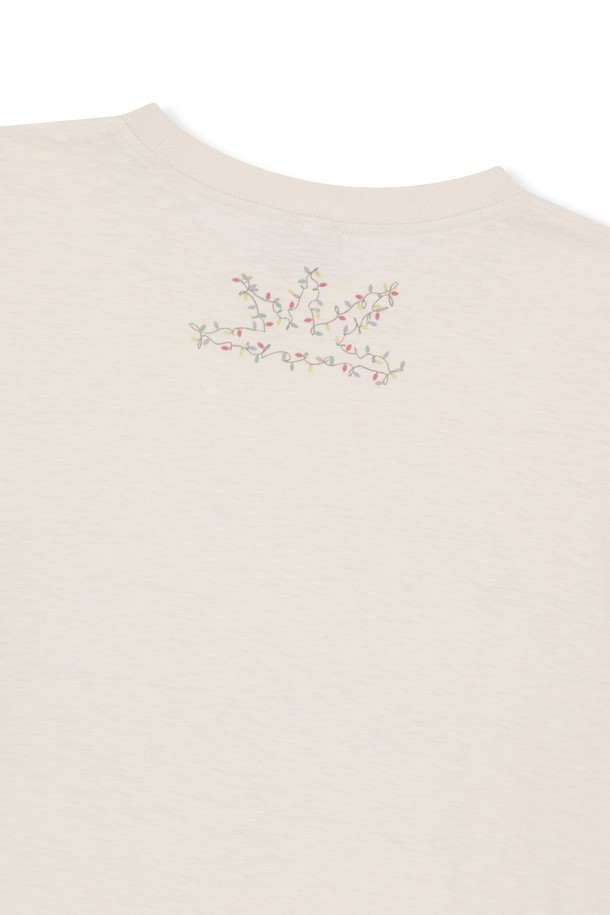 [HOME ALONe] 레이어드 LS 티 아이보리는 남성용 레이어드 긴팔 티셔츠입니다. 부드러운 면 소재로 제작되었으며, 캐주얼 및 스포티 스타일을 연출하기 좋습니다. 아이보리, 브라운 두 가지 색상으로 출시되었으며, 봄, 가을 시즌에 착용하기 적합합니다. 전면 그래픽 프린트와 후면 로고 프린트, 그리고 슬럽 원단 디테일이 특징이며, 라운드넥과 레귤러핏으로 편안한 착용감을 선사합니다. 골프룩으로도 활용 가능한 활용도 높은 디자인입니다.
