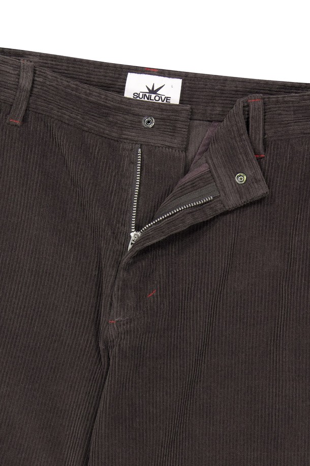 Cord Right 치노 브라운은 남성용 치노 팬츠로, 가을과 겨울에 따뜻하게 착용할 수 있습니다. 100% 면 코듀로이 소재에 레귤러핏으로 제작되어 편안한 착용감을 제공하며, 캐주얼 및 클래식 스타일을 모두 소화할 수 있습니다. 골프룩은 물론 일상복으로도 활용하기 좋으며, 무지 디자인에 두꺼운 두께감으로 고급스러운 느낌을 더했습니다. 티/볼마커 수납이 가능한 시그니처 오른쪽 포켓과 무릎 다트 디테일, 기울어진 백포켓 디자인이 특징입니다. 허리 좌우 밴딩으로 활동성을 높였습니다.
