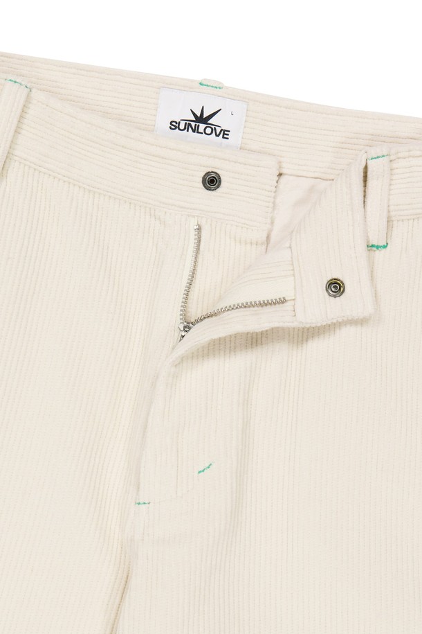 Cord Right 치노 아이보리는 캐주얼, 스포티 스타일의 남성 골프룩을 위한 치노 팬츠입니다. 봄, 여름, 가을 시즌에 적합하며, 부드러운 코듀로이와 면 혼방 소재로 제작되어 편안한 착용감을 선사합니다. 허리 밴딩이 있어 활동성을 높였으며, 좌우 허리 밴드, 시그니처 오른쪽 포켓, 내부 별도 포켓, 기울어진 백포켓, 무릎 다트 디테일로 디자인의 완성도를 높였습니다. 레귤러핏으로 제작되어 편안하면서도 세련된 스타일을 연출합니다.
