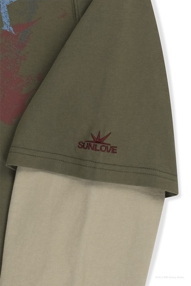 [AVATAR] 후드 LS 티 카키는 캐주얼과 스포티한 스타일을 넘나드는 남성용 후드 티셔츠입니다. 봄, 가을, 겨울 모두 착용 가능하며, 20수 면 원단으로 제작되어 부드러운 촉감을 선사합니다. 전면의 AVATAR 그래픽과 소매 데이브레이크 로고 자수가 특징이며, 레이어드 디자인과 소맷단 밴딩 처리로 활동성을 더했습니다. 레귤러핏으로 제작되었으며, 골프룩과 일상복으로 활용하기 좋습니다.
