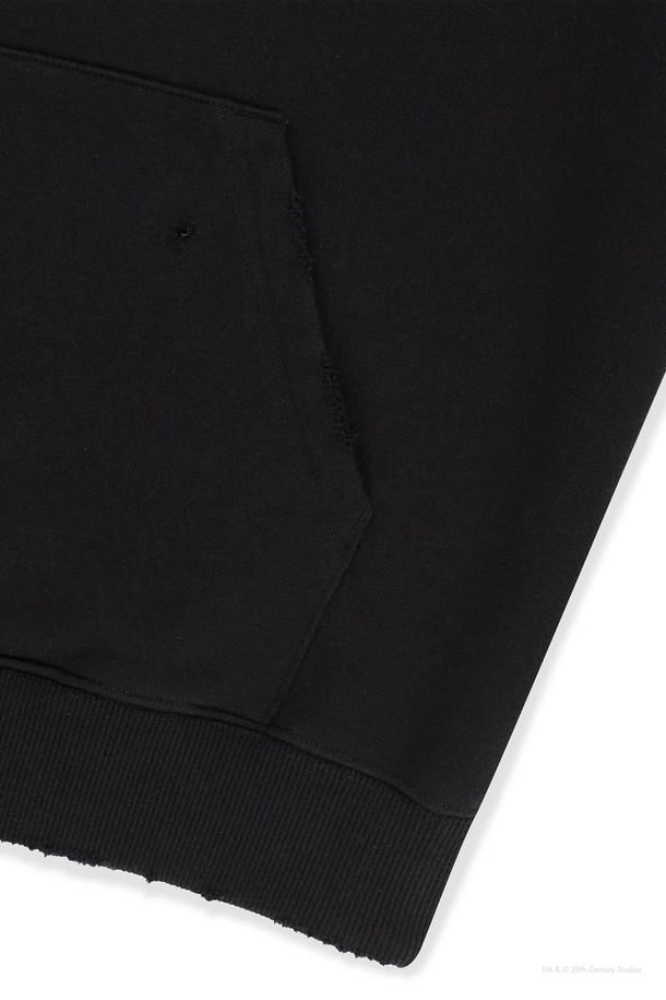 [AVATAR] 페이디드 후디 블랙은 남성용 상의로, 봄, 가을 시즌에 골프 및 일상용으로 활용하기 좋은 후디입니다. 캐주얼, 스포티한 스타일을 연출하며, 레귤러핏과 레귤러 기장으로 편안한 착용감을 선사합니다. 면과 폴리에스테르 혼방 소재로 제작되어 부드러운 촉감을 자랑하며, 얇은 두께감으로 활동성을 높였습니다. 캥거루 포켓, 밑단 및 소맷단 밴딩, 그래픽 나염, 로고 자수 디테일이 돋보입니다.
