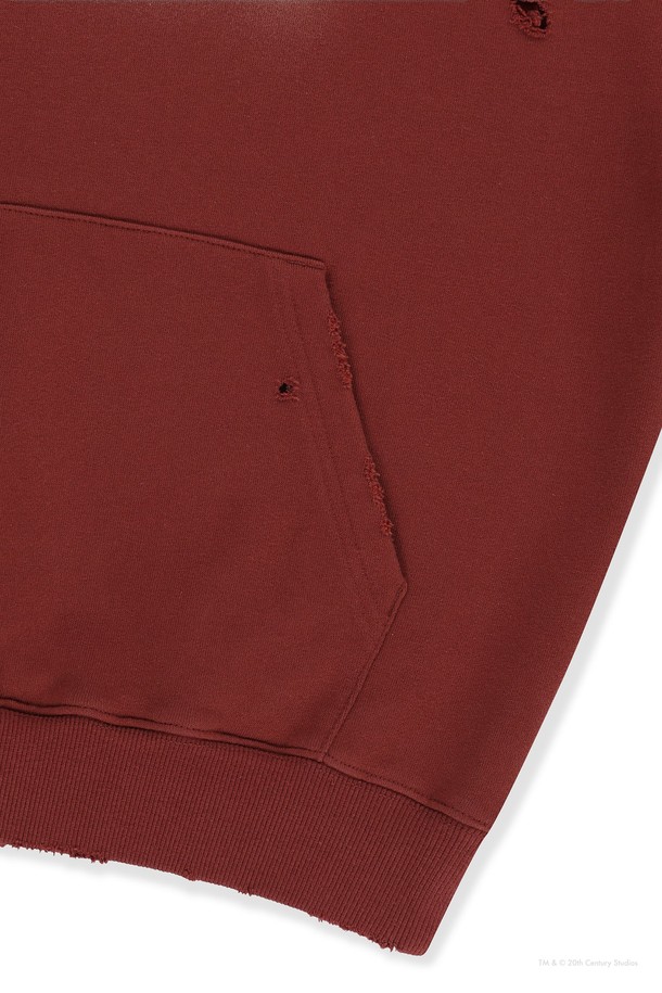 [AVATAR] 페이드 후디 레드입니다. 봄, 가을에 착용하기 좋은 남성용 후드티로, 캐주얼 및 스포티한 스타일을 연출할 수 있습니다. 부드러운 면과 폴리에스테르 혼방 소재로 제작되었으며, 얇은 두께감으로 편안한 착용감을 선사합니다. 워싱 디테일과 캥거루 포켓, 밑단 및 소맷단 밴딩, 그래픽 나염, 로고 자수 등의 특징을 가지고 있습니다. 골프룩으로도 활용 가능하며, 레귤러핏으로 제작되었습니다.
