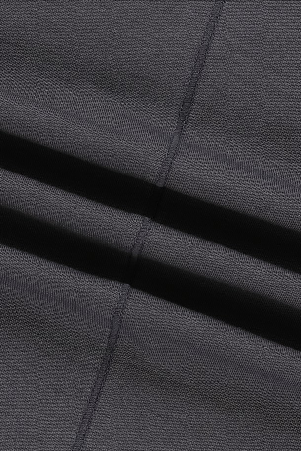 **Polartec Delta FlexAir Tee Purple**는 남성용 반팔 티셔츠로, 여름철 골프 및 일상 활동에 적합합니다. 폴리에스터와 폴리우레탄 혼방의 부드러운 소재, 레귤러핏, 라운드넥 디자인으로 편안한 착용감을 제공하며, 흡습, 냉감, 속건, 방취, 신축성, 통기 기능을 갖춰 활동성을 높였습니다. 퍼플 색상의 무지 티셔츠로, 앞판 셔링, 밑단 트임, 데이브레이크 및 Polartec 로고 프린트, 활동성을 고려한 절개 디테일이 특징입니다.
