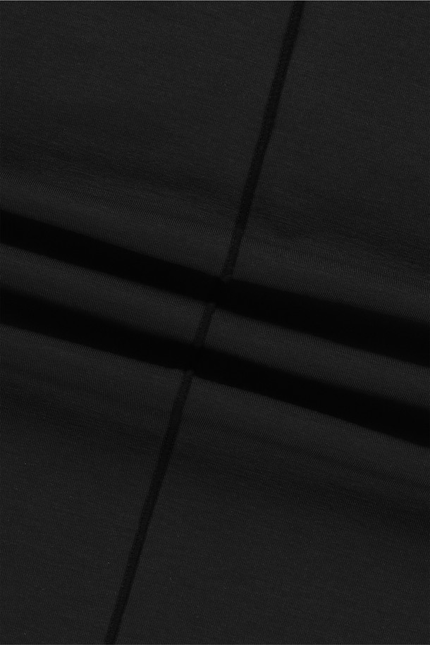 Polartec Delta FlexAir Tee Black는 여름철 골프 및 일상생활에서 시원하고 쾌적하게 착용할 수 있는 남성용 반팔 티셔츠입니다. 폴리에스터와 폴리우레탄 혼방의 Polartec® Delta™ 원단을 사용하여 뛰어난 냉감, 흡습, 속건, 통기 기능을 제공하며, 부드러운 촉감과 가벼운 착용감을 선사합니다. 레귤러핏 라운드넥 디자인에 앞판 셔링, 밑단 트임, 활동성을 고려한 절개 디테일이 더해져 스포티한 스타일을 연출하며, 데이브레이크 및 Polartec 로고 프린트로 포인트를 더했습니다.
