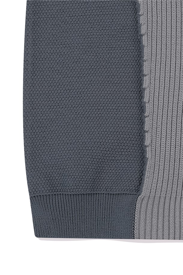 남성용 Engineered Knit Tee는 여름철 골프 및 스포츠 활동에 적합한 스포티한 니트 티셔츠입니다. 부드러운 촉감의 폴리에스터 소재에 냉감, 통기, 흡습, 속건, 경량 기능을 더해 쾌적한 착용감을 제공합니다. 다양한 조직 기법 혼합 설계 및 기능성 원사 사용으로 활동성을 높인 레귤러핏 라운드넥 반소매 퍼플 컬러 티셔츠입니다.
