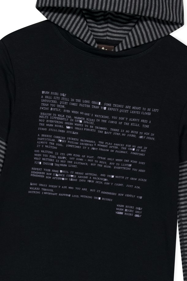 W 프로즈 레이어드 후드 티 블랙은 여성 골프 및 일상용으로 적합한 후드 티셔츠입니다. 봄, 가을에 어울리는 얇은 두께의 크롭 기장으로, 스포티하면서도 캐주얼한 스타일을 연출합니다. 레이온, 폴리에스테르, 스판덱스 혼방 소재로 제작되어 부드러운 촉감과 신축성을 제공하며, 스트라이프 무늬와 레이어드 디자인이 특징입니다. 긴 소매와 레귤러 핏으로 편안하게 착용 가능하며, 골프룩 연출에도 활용할 수 있습니다.
