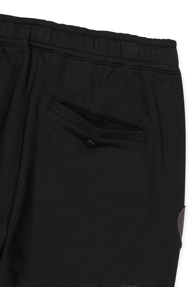 캐피탈 브러쉬드 스웻팬츠 블랙은 부드러운 촉감의 면, 폴리에스테르 혼방 소재로 제작되어 가을, 겨울철 따뜻하게 착용할 수 있는 남성용 조거핏 스웻팬츠입니다. 릴랙스 핏에 기모 안감으로 편안함을 더했으며, 허리 스트링으로 사이즈 조절이 용이합니다. 일상복은 물론, 가벼운 스포츠 활동 시에도 적합하며, 사이드 포켓과 뒷포켓으로 실용성을 높였습니다. 캐피탈 그래픽 Raw edge 아플리케 로고가 스포티하고 캐주얼한 스타일을 완성하며, 집콕룩, 피트니스룩, 러닝룩 등 다양한 TPO에 활용 가능합니다.
