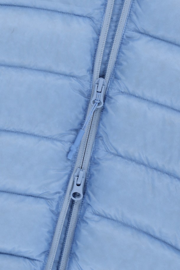 라이트 블루 색상의 후드 플라이 라이트 다운 재킷입니다. 남녀 공용으로, 겨울철 일상 및 아웃도어 활동에 적합합니다. 2way 지퍼, 밑단 스트링 조절, 속주머니 등의 디테일이 돋보이며, 초경량 나일론 소재와 오리털 90:10 충전재를 사용하여 보온성을 높였습니다. 600~650 필파워, 생활 방수 및 발수 기능으로 기능성을 더했으며, 캐주얼, 스포티, 미니멀 스타일을 연출하기 좋습니다. 여행룩, 캠핑룩에 활용하기 좋은 아이템입니다.
