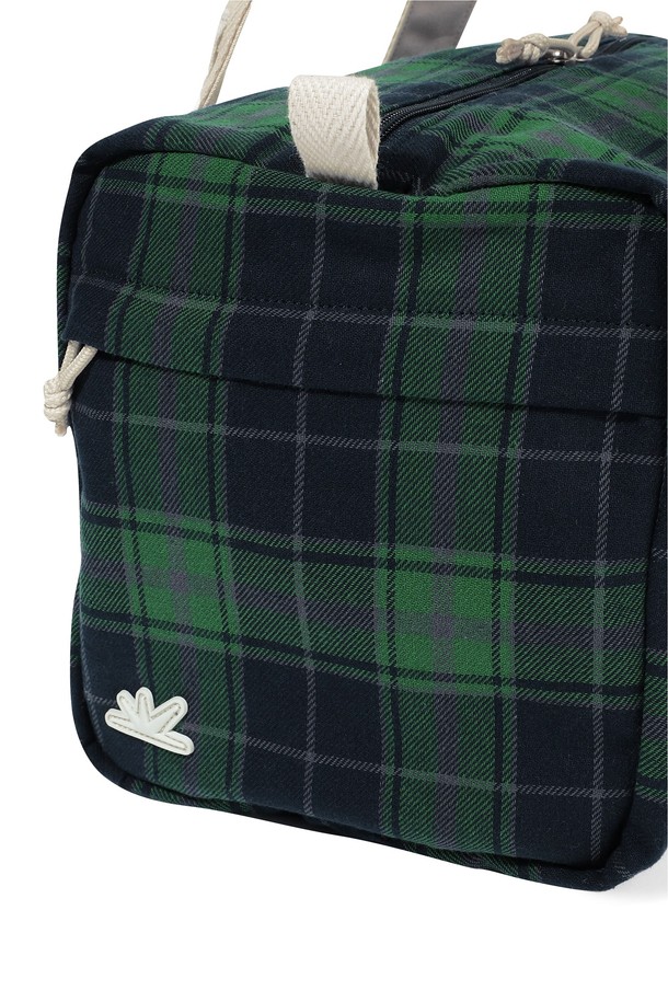 플란넬 마이크로 더플백 그린은 캐주얼, 클래식, 미니멀 스타일을 즐기는 여성들을 위한 미디엄 사이즈의 더플백입니다. 그린과 화이트 컬러의 체크 패턴이 돋보이며, 코튼 소재로 제작되어 부드러운 촉감을 선사합니다. 원통형 모양에 지퍼형 잠금 방식을 갖췄으며, 사이드 포켓과 루프 디테일이 실용성을 더합니다. 키링과 심볼 라벨이 디자인의 포인트를 더하며, 여행룩, 휴가룩, 산책룩 등 다양한 TPO에 잘 어울립니다. 사이드 포켓 안감 배색으로 세련된 멋을 살렸습니다.
