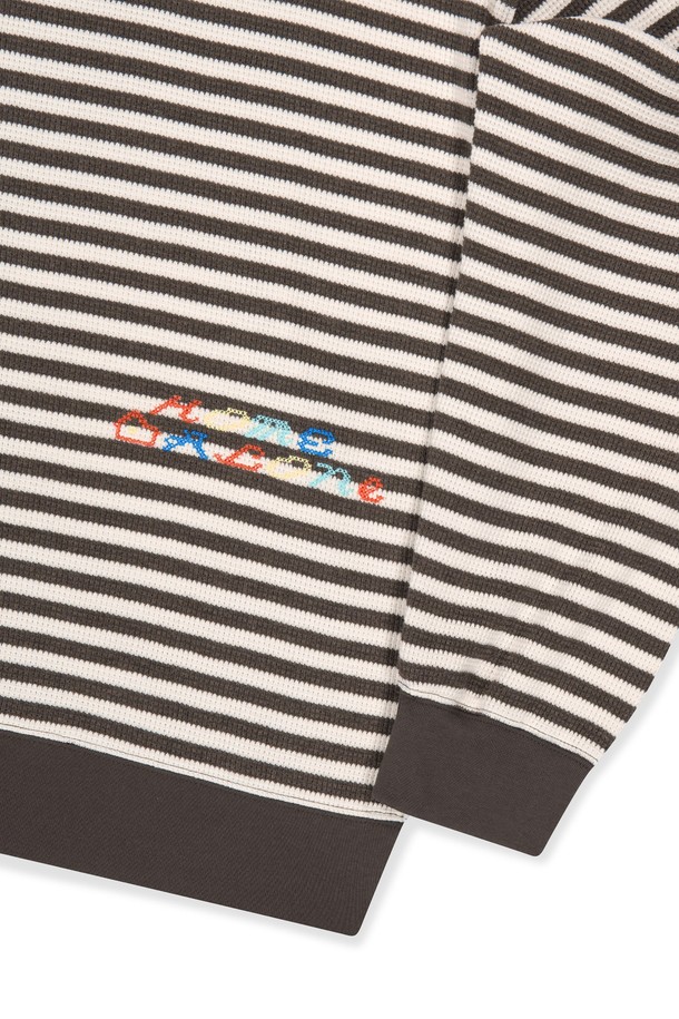 [HOME ALONe] 스트라이프 와플 집업 후디 브라운은 남성용 후드집업으로, 봄, 가을 시즌에 골프 및 일상용으로 활용하기 좋습니다. 부드러운 면 소재에 얇은 두께감으로 편안한 착용감을 선사하며, 레귤러핏으로 제작되었습니다. 브라운과 화이트 컬러의 스트라이프 와플 패턴이 캐주얼하면서도 스포티한 무드를 연출합니다. YKK 지퍼, 후드 스트링, 캥거루 포켓, 밑단 및 소맷단 밴딩, 로고 자수, 그래픽 플라이 스티치 등 다양한 디테일이 돋보이는 제품입니다.
