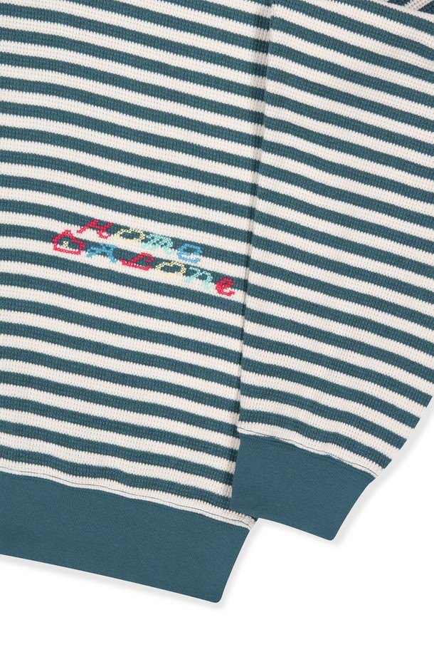 [HOME ALONe] 스트라이프 와플 집업 후디 블루는 남성용 후드집업으로, 봄, 가을 시즌에 활용하기 좋은 아이템입니다. 부드러운 촉감의 면 소재에 스트라이프 와플 패턴이 돋보이며, 레귤러핏으로 편안하게 착용 가능합니다. YKK 지퍼, 캥거루 포켓, 후드 스트링, 밑단 및 소맷단 밴딩, 로고 자수, 그래픽 스티치 등의 디테일이 돋보이며, 골프 또는 일상에서 스포티하고 캐주얼한 스타일을 연출하기 좋습니다. 네이비 색상의 스트라이프가 세련된 디자인으로, 다양한 스타일에 매치하기 용이합니다.
