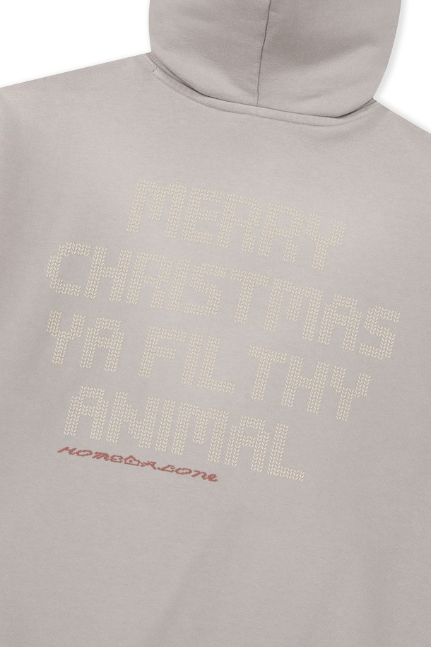 [HOME ALONe] Knit Effect Daybreak 후디 그레이는 남성용 후드티로, 가을과 겨울에 따뜻하게 착용할 수 있습니다. 촘촘한 니트 효과와 부드러운 기모 안감으로 편안한 착용감을 제공하며, 레귤러핏으로 제작되었습니다. 스포티하면서도 캐주얼한 스타일을 연출하기 좋으며, 골프룩으로도 활용 가능합니다. 캥거루 포켓, 밑단 및 소맷단 밴딩, 배색 디테일, 그래픽 발포 나염 등 섬세한 디자인 요소가 돋보입니다.
