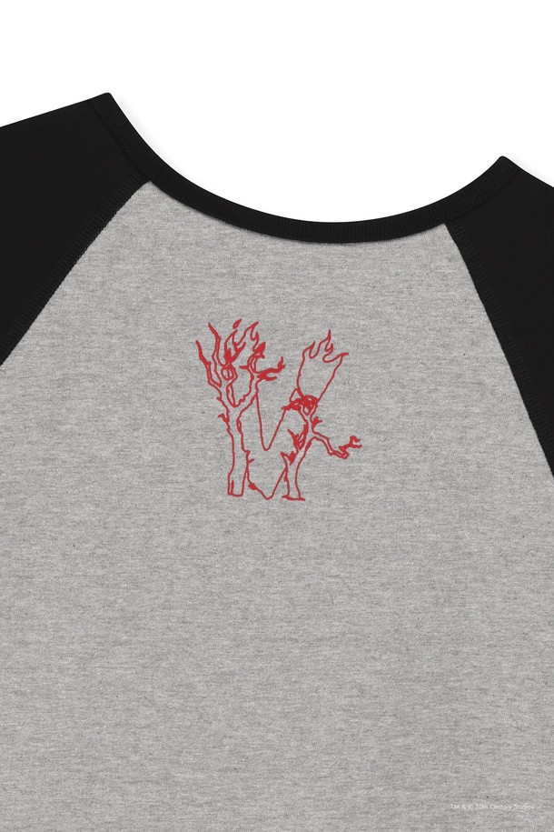 [AVATAR] 라글란 LS 티 헤더 그레이는 남성용 라글란 티셔츠입니다. 헤더 그레이와 블랙 두 가지 색상으로 제공되며, 봄, 가을에 착용하기 좋습니다. 스포티하면서도 캐주얼한 스타일로, 골프 및 일상생활에서 모두 활용할 수 있습니다. 면 소재로 제작되어 부드러운 촉감을 제공하며, 레귤러핏에 긴소매 기장입니다. 라운드넥 디자인으로, 전면과 후면에 아바타 그래픽이, 소매에는 데이브레이크 로고 자수가 포인트로 디자인되어 있습니다.
