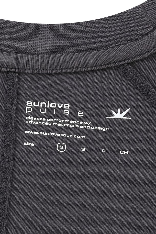 **Polartec Delta FlexAir Tee Purple**는 남성용 반팔 티셔츠로, 여름철 골프 및 일상 활동에 적합합니다. 폴리에스터와 폴리우레탄 혼방의 부드러운 소재, 레귤러핏, 라운드넥 디자인으로 편안한 착용감을 제공하며, 흡습, 냉감, 속건, 방취, 신축성, 통기 기능을 갖춰 활동성을 높였습니다. 퍼플 색상의 무지 티셔츠로, 앞판 셔링, 밑단 트임, 데이브레이크 및 Polartec 로고 프린트, 활동성을 고려한 절개 디테일이 특징입니다.
