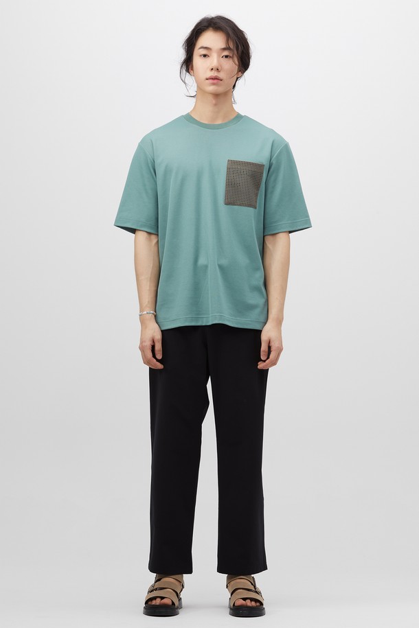 [PLADS] 기능성 저지 포켓 배색 티셔츠는 남성용 티셔츠로, 시원한 여름을 위한 필수템입니다. 그린 컬러에 스포티함과 캐주얼함을 동시에 느낄 수 있는 디자인으로, 동네 마실룩이나 여행룩에 적합합니다. 부드러운 촉감의 면, 폴리에스테르, 레이온, 폴리우레탄 혼방 소재로 제작되어 흡한속건 기능이 뛰어나 쾌적한 착용감을 선사합니다. 뉴스탠다드핏에 라운드넥, 반소매 디자인이며, 드롭숄더와 메쉬 아웃포켓, 레터링 프린트 디테일이 돋보이는 캐주얼, 스포티, 미니멀 스타일의 티셔츠입니다.
