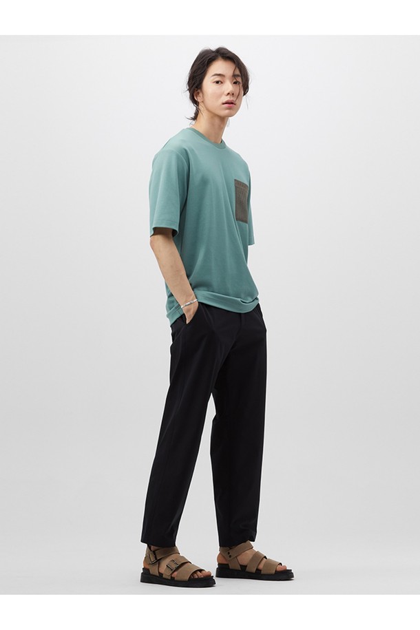 [PLADS] 기능성 저지 포켓 배색 티셔츠는 남성용 티셔츠로, 시원한 여름을 위한 필수템입니다. 그린 컬러에 스포티함과 캐주얼함을 동시에 느낄 수 있는 디자인으로, 동네 마실룩이나 여행룩에 적합합니다. 부드러운 촉감의 면, 폴리에스테르, 레이온, 폴리우레탄 혼방 소재로 제작되어 흡한속건 기능이 뛰어나 쾌적한 착용감을 선사합니다. 뉴스탠다드핏에 라운드넥, 반소매 디자인이며, 드롭숄더와 메쉬 아웃포켓, 레터링 프린트 디테일이 돋보이는 캐주얼, 스포티, 미니멀 스타일의 티셔츠입니다.
