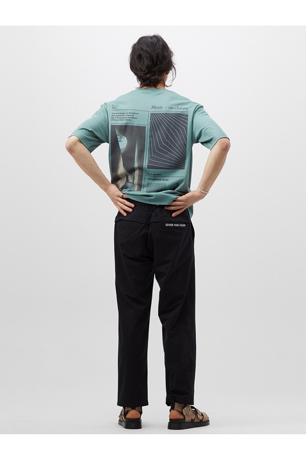 [PLADS] 기능성 저지 포켓 배색 티셔츠는 남성용 티셔츠로, 시원한 여름을 위한 필수템입니다. 그린 컬러에 스포티함과 캐주얼함을 동시에 느낄 수 있는 디자인으로, 동네 마실룩이나 여행룩에 적합합니다. 부드러운 촉감의 면, 폴리에스테르, 레이온, 폴리우레탄 혼방 소재로 제작되어 흡한속건 기능이 뛰어나 쾌적한 착용감을 선사합니다. 뉴스탠다드핏에 라운드넥, 반소매 디자인이며, 드롭숄더와 메쉬 아웃포켓, 레터링 프린트 디테일이 돋보이는 캐주얼, 스포티, 미니멀 스타일의 티셔츠입니다.
