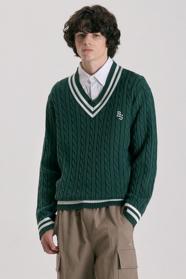 남성 브이넥 케이블 니트 BNDSW421M은 가을과 겨울, 쌀쌀한 날씨에 따뜻함과 스타일을 동시에 선사하는 남성용 니트 스웨터입니다. 울과 아크릴 혼방 소재로 제작되어 부드러운 촉감과 보온성을 제공하며, 레귤러 핏으로 편안한 착용감을 선사합니다. 아이보리와 헌터 그린 두 가지 색상으로 출시되어, 베이직하면서도 클래식한 무드를 연출합니다. 케이블 패턴의 브이넥 디자인은 겨울 데일리룩, 데이트룩, 모임룩 등 다양한 TPO에 활용하기 좋으며, 클래식, 미니멀, 캐주얼 스타일을 즐겨 입는 남성분들께 추천합니다.
