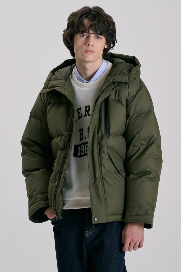 남성 숏 기장 변형 다운 패딩점퍼 BNDDU415M입니다. 겨울철 캐주얼 스타일을 위한 필수템으로, 오버핏 디자인과 두꺼운 두께감으로 뛰어난 보온성을 제공합니다. 카키와 블랙 두 가지 색상으로 출시되었으며, 무지 패턴으로 미니멀한 매력을 더했습니다. 긴 소매에 집업 스타일로 편안하게 착용 가능하며, 덕다운 80%과 덕페더 20% 충전재로 따뜻함을 극대화했습니다. 일상생활에서 데일리룩으로 활용하기 좋은 아이템입니다.
