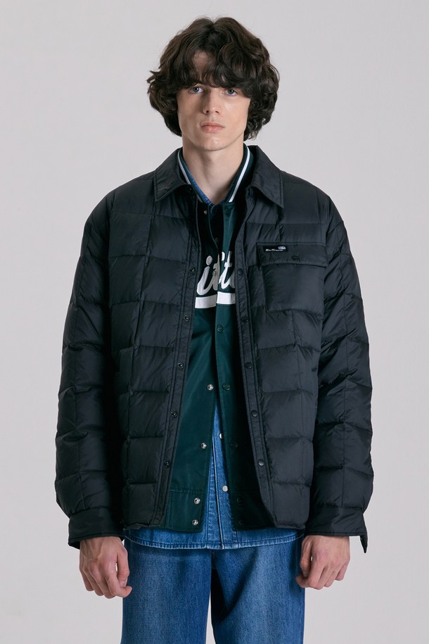 남성 셔츠형 다운 패딩점퍼 BNDDU422M은 겨울철 데일리룩을 위한 남성용 아우터입니다. 베이직하고 캐주얼한 스타일의 블랙 컬러 무지 디자인으로, 레귤러 핏과 셔츠형 코트 타입으로 제작되었습니다. 두꺼운 두께감과 퀄팅 디테일이 특징이며, 긴 소매와 버튼 여밈 방식으로 편안함과 보온성을 동시에 제공합니다. 안감은 패딩으로 처리되어 한겨울 추위에도 따뜻하게 착용 가능하며, 캐주얼, 미니멀, 클래식 스타일을 선호하는 남성에게 적합합니다.
