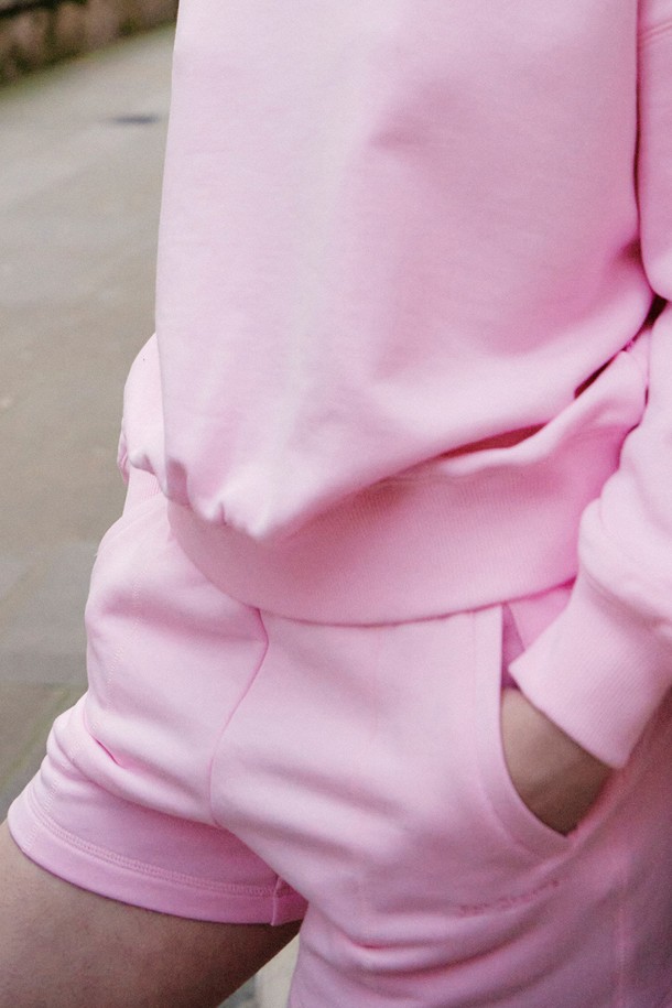 부드러운 쭈리 원단으로 제작되어 편안한 착용감을 선사하는 여성 핑크색 반바지입니다. 캐주얼하고 미니멀한 스타일로, 동네 마실룩, 휴가룩, 여행룩 등 다양한 TPO에 활용하기 좋습니다. 루즈핏 디자인으로 활동성을 높였으며, 밴딩 처리로 편안한 착용감을 제공합니다.
