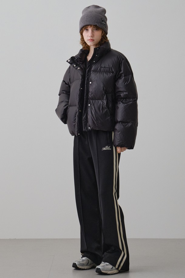 유니 애슐레저 스트레이트 팬츠 BOAPT183U는 유니섹스 디자인의 애슐레저 팬츠입니다. 사계절 모두 착용 가능하며, 일상 및 피트니스 활동에 적합합니다. 블랙 색상의 무지 패턴에 스트레이트 핏과 레귤러핏으로 편안함을 더했습니다. 사이드 라인 디테일이 돋보이는, 밴딩 처리된 긴 바지입니다. 캐주얼, 스포티, 미니멀 스타일을 연출하는 데 용이하며, 피트니스룩과 산책룩으로 활용하기 좋습니다.
