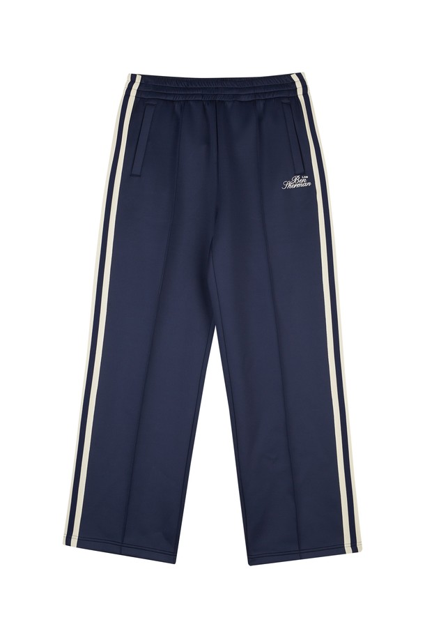 유니 애슐레저 스트레이트 팬츠 BOAPT183U는 유니섹스 디자인으로, 일상과 스포츠 활동 모두에 적합한 트레이닝 팬츠입니다. 네이비와 블랙 두 가지 색상으로 출시되었으며, 부드러운 촉감의 면, 폴리에스테르, 폴리우레탄 혼방 소재로 제작되어 편안한 착용감을 제공합니다. 스트레이트 핏에 사이드 테이프 디테일과 로고 자수, 은은한 광택감이 더해져 스포티하면서도 캐주얼한 스타일을 연출합니다. 봄, 여름 시즌에 활용하기 좋으며, 밴딩 처리되어 활동성을 높였습니다. 동네 마실룩, 피트니스룩, 여행룩 등 다양한 TPO에 맞춰 캐주얼, 스포티, 미니멀 스타일을 완성해보세요.
