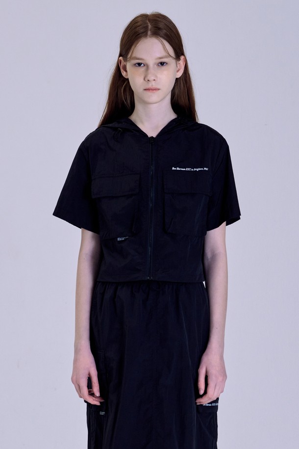 여성용 크롭 후드 점퍼로, 가벼운 나일론 소재를 사용하여 봄, 여름철 일상복으로 편안하게 착용할 수 있습니다. 카키, 블랙 색상으로 출시되었으며, 앞면 패치 포켓 디테일이 특징입니다. BOBSk722F/PT727F와 세트 매칭하여 캐주얼하게 연출 가능합니다.
