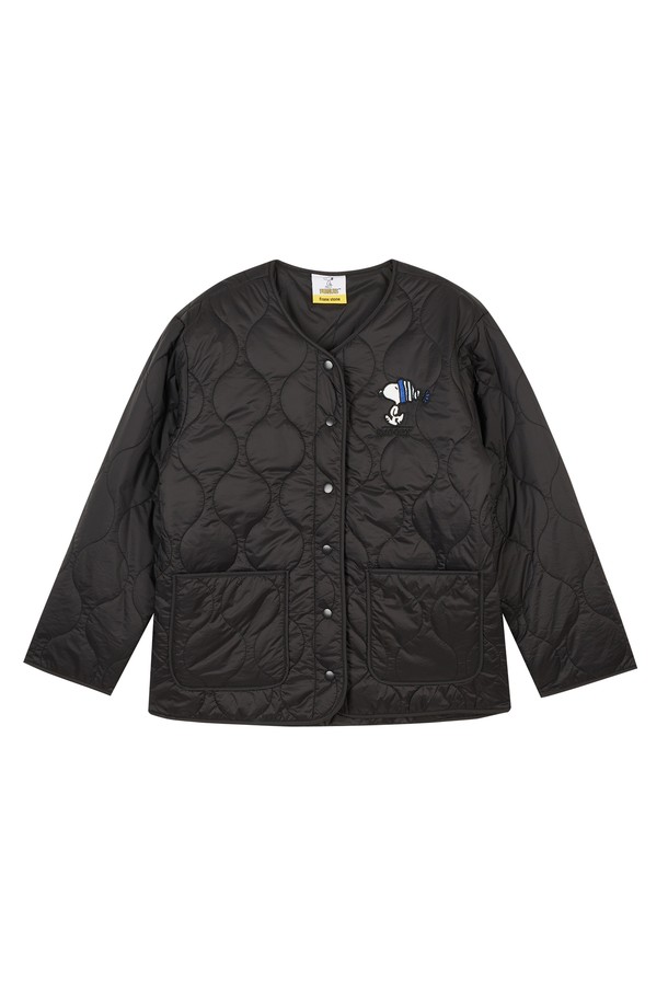 클라이드앤 여성 스누피 퀄팅 점퍼 FODJP971F는 캐주얼 스타일을 위한 완벽한 아이템입니다. 부드러운 촉감의 폴리에스테르 소재로 제작되어 가을과 겨울에 따뜻하게 착용할 수 있습니다. 레귤러 핏에 긴 소매 기장으로 활동성을 높였으며, 퀄팅 안감과 두꺼운 두께로 보온성을 더했습니다. 스냅 버튼 여밈 방식과 귀여운 스누피 캐릭터 패턴이 돋보이는 디자인으로, 일상복으로 편안하게 즐길 수 있습니다.
