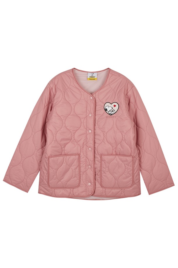 클라이드앤 여성 스누피 퀄팅 점퍼 FODJP971F는 부드러운 촉감의 얇은 두께로 제작되어 간절기에 활용하기 좋은 여성 점퍼입니다. 핑크 컬러에 귀여운 스누피 캐릭터 패치가 돋보이며, 캐주얼한 스타일을 연출합니다. 퀄팅 디자인과 집업 여밈 방식으로 편안하게 착용할 수 있으며, 크롭 기장과 레귤러 핏으로 세련된 실루엣을 선사합니다. 봄 소풍룩에 어울리는 사랑스러운 매력의 아이템으로, 일상에서 폭넓게 활용 가능합니다. 긴 소매 기장으로 활동성을 더했습니다.
