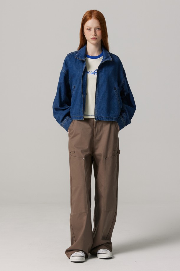 **우먼 헤비 트윌 코튼 와이드 팬츠 BODPT912F**는 여성용 긴바지로, 봄, 가을에 착용하기 좋습니다. 브라운 색상의 무지 디자인이며, 뻣뻣한 촉감의 두꺼운 면 소재로 제작되었습니다. 루즈핏 와이드 스타일로 캐주얼하고 베이직한 무드를 연출하며, 밴딩은 없습니다. 트윌 원단으로 제작되어 탄탄한 내구성을 자랑합니다.
