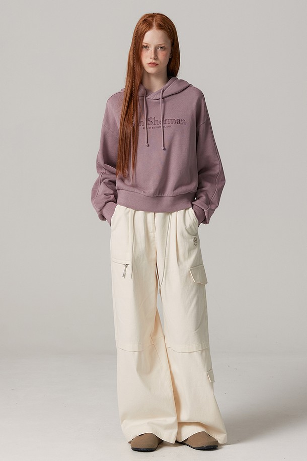 **우먼 브러쉬드 코튼 와이드 카고 팬츠 BODPT911F**는 부드러운 촉감의 브러쉬드 코튼 소재로 제작되어 겨울철 따뜻하게 착용하기 좋은 여성용 카고 팬츠입니다. 넉넉한 와이드핏에 기모 안감으로 보온성을 높였으며, 스트링 밴딩으로 편안한 착용감을 선사합니다. 아이보리와 블랙 두 가지 색상으로 출시되었으며, 플랩 장식, 무릎 아래 가로 절개, 로고 자수, 포인트 라벨 등의 디테일이 돋보입니다. 일상생활에서 캐주얼하고 미니멀한 겨울 데일리룩을 연출하기에 적합합니다.
