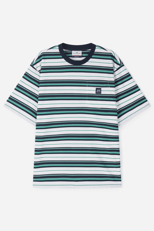 **크라운 와펜 멀티스트라이프 반팔 티셔츠**는 남녀 모두 착용 가능한 캐주얼 스타일의 티셔츠입니다. 봄, 여름 시즌에 적합하며, 네이비와 브라운 두 가지 색상으로 제공됩니다. 면과 폴리에스테르 혼방 소재로 제작되어 편안한 착용감을 선사합니다. 라운드넥에 레귤러핏 반소매 디자인이며, 스트라이프 패턴과 크라운 와펜 디자인이 특징입니다. 바스키아 콜라보레이션으로 소장 가치를 더했습니다.
