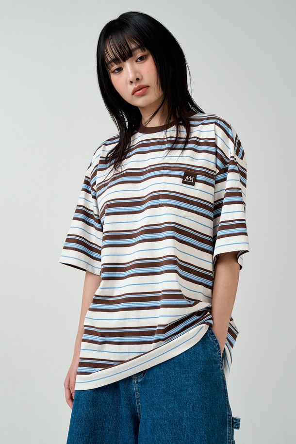 크라운 와펜 멀티스트라이프 반팔 티셔츠 BPBTS284U는 캐주얼 스타일의 남녀 공용 티셔츠입니다. 봄, 여름 시즌에 어울리는 라운드넥 디자인의 레귤러핏 반팔 티셔츠로, 네이비와 브라운 두 가지 색상으로 출시되었습니다. 면과 폴리에스테르 혼방 소재로 제작되어 편안한 착용감을 선사하며, 멀티 스트라이프 패턴과 크라운 와펜 디자인이 특징입니다. 바스키아 콜라보레이션으로, 동네 마실룩이나 여행룩 등 다양한 TPO에 활용하기 좋습니다. 미니멀, 캐주얼, 스트리트 스타일을 즐겨 입는 분들께 추천합니다.
