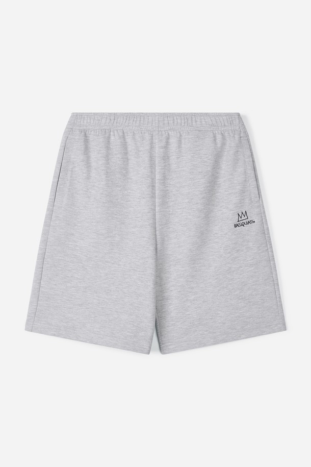 **스탠다드 5부 스웨트 쇼츠 BPBPT289U**는 남녀 모두 착용 가능한 5부 기장의 스웨트 쇼츠입니다. 캐주얼, 스포티, 미니멀 스타일 연출에 용이하며, 봄, 여름 시즌 일상복으로 활용하기 좋습니다. 라이트 그레이, 멜란지 그레이, 다크 그레이, 블랙 등 다양한 색상으로 만나볼 수 있으며, 바스키아 콜라보레이션 그래피티 패턴이 특징입니다. 면과 폴리에스테르 혼방 소재로 제작되어 편안한 착용감을 제공하며, 밴딩 처리로 활동성을 높였습니다. 집콕룩, 동네 마실룩, 여행룩 등 다양한 TPO에 맞춰 스타일링해보세요.
