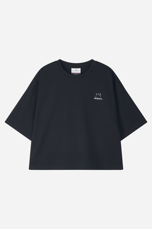 "우먼 스트라이프 크롭 반팔 티셔츠 BPBTS780F"는 캐주얼하고 트렌디한 스타일을 추구하는 여성들을 위한 반팔 티셔츠입니다. 봄, 여름 시즌에 어울리는 크롭 기장의 이 티셔츠는 면, 나일론, 폴리우레탄 혼방 소재로 제작되어 편안한 착용감을 제공합니다. 화이트, 크림, 레드, 블랙 등 다채로운 컬러의 스트라이프 패턴이 돋보이며, 라운드넥과 반소매 디자인으로 어떤 하의와도 잘 어울립니다. 벤셔먼 x 바스키아 콜라보레이션 제품으로, 바스키아의 그래피티 아트 디자인이 유니크함을 더해 데이트룩, 동네 마실룩, 쇼핑룩 등 다양한 TPO에 활용할 수 있습니다. 미니멀한 스타일을 선호하는 분들께 추천합니다.
