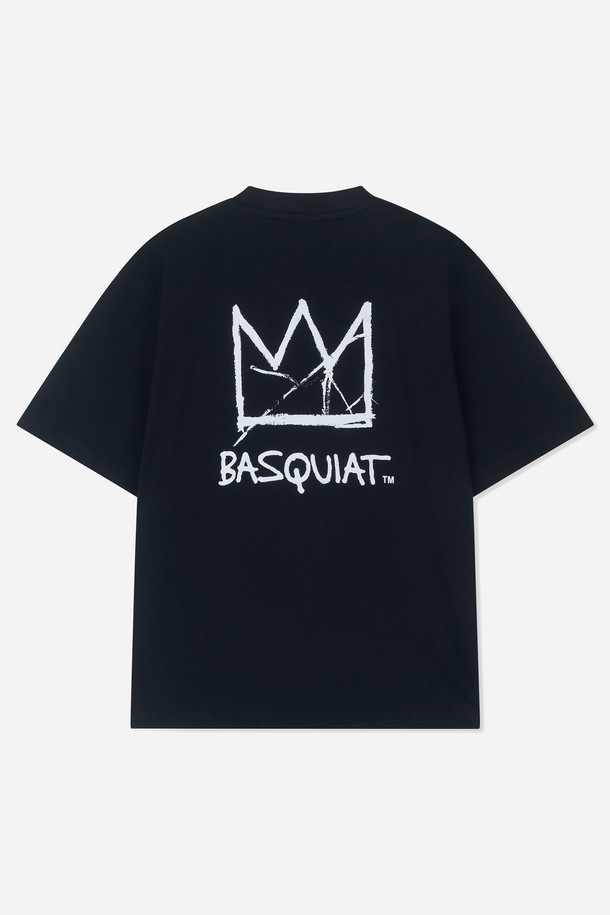 CROWN (크라운) 백 프린팅 반팔 티셔츠 BPBTS289U는 캐주얼, 스트릿, 미니멀 스타일을 즐기는 남녀 모두를 위한 아이템입니다. 부드러운 면 소재의 레귤러 핏 반팔 티셔츠로, 봄, 여름 시즌에 활용하기 좋습니다. 바스키아 (Basquiat) 아트웍 콜라보레이션 디자인과 왼쪽 가슴 자수 로고, 백 프린팅이 특징이며, 20수 싱글 저지 원단으로 제작되어 편안한 착용감을 선사합니다. 동네 마실룩이나 여행룩으로 코디하여 개성 있는 스타일을 연출해보세요. 라운드넥 디자인으로 어떤 하의와도 쉽게 매치할 수 있습니다.
