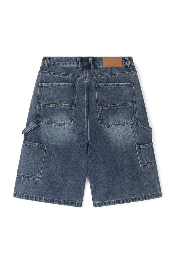 유니 카펜더 와이드 숏 데님 FPBDP254U는 봄, 여름 시즌에 어울리는 유니섹스 스타일의 라이트 블루 데님 숏팬츠입니다. 캐주얼하고 스트릿 무드를 연출하며, 와이드핏과 카펜터 스타일의 워크웨어 디자인이 특징입니다. 면, 폴리에스테르 혼방 소재로 제작되었으며, 무지 패턴의 와이드 숏 기장으로 편안하게 착용할 수 있습니다.
