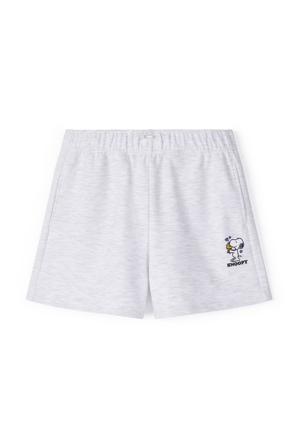 여성 스누피 트레이닝 팬츠 FPBPT770F는 스포티, 캐주얼, 스트릿 스타일을 아우르는 매력적인 숏 기장의 팬츠입니다. 면과 폴리에스테르 혼방의 부드러운 소재로 제작되어 편안한 착용감을 선사하며, 봄, 여름, 가을 시즌에 활용하기 좋습니다. 멜란지 그레이, 블랙, 핑크, 크림의 네 가지 다채로운 컬러 옵션으로 만나볼 수 있으며, 스누피 캐릭터 패턴이 돋보이는 디자인입니다. 레귤러핏으로 제작되었으며, 얇은 두께감과 밴딩 처리로 활동성을 높였습니다. 동네 마실룩, 피트니스룩, 봄 소풍룩 등 다양한 TPO에 맞춰 스타일리시하게 연출해보세요.
