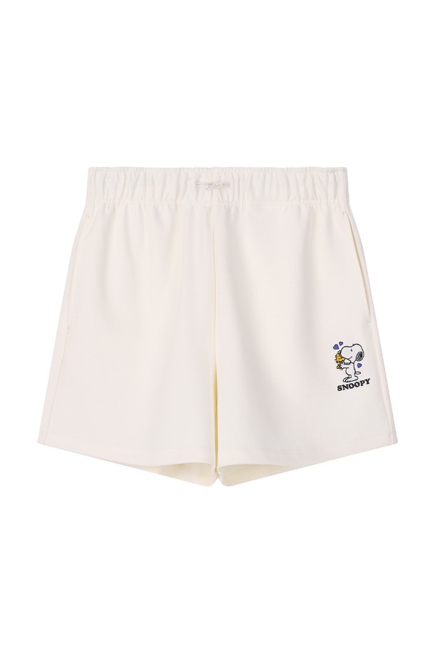 여성 스누피 트레이닝 팬츠 FPBPT770F는 편안함과 스타일을 모두 갖춘 아이템입니다. 부드러운 면과 폴리에스테르 혼방 소재로 제작되어 촉감이 좋으며, 가볍고 얇은 두께로 봄, 여름, 가을까지 활용 가능합니다. 일상, 스포츠 활동 모두에 적합하며, 캐주얼, 스포티한 스타일을 연출할 수 있습니다. 귀여운 스누피 캐릭터 패턴이 돋보이며, 멜란지 그레이, 크림, 핑크, 블랙 4가지 색상으로 출시되었습니다. 밴딩 처리된 레귤러핏 숏 기장으로 편안하게 동네 마실룩, 집콕룩을 완성해보세요.
