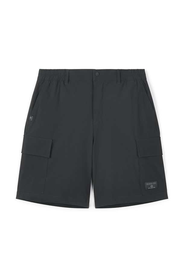 남성 5부 카고 팬츠 FPBPT258M은 여름철 일상 및 휴가, 여행 시 편안하게 착용하기 좋은 반바지입니다. 블랙, 다크 그레이 두 가지 색상으로 출시되었으며, 캐주얼과 스트릿 스타일을 모두 소화할 수 있습니다. 가볍고 통기성이 뛰어난 나일론, 폴리우레탄 혼방 소재로 제작되어 얇고 시원한 착용감을 제공합니다. 레귤러 핏에 무지 디자인으로, 카고 포켓 디테일이 돋보여 실용성을 더했습니다. 편안한 동네 마실룩, 활동적인 여행룩, 시원한 휴가룩 연출에 적합합니다.
